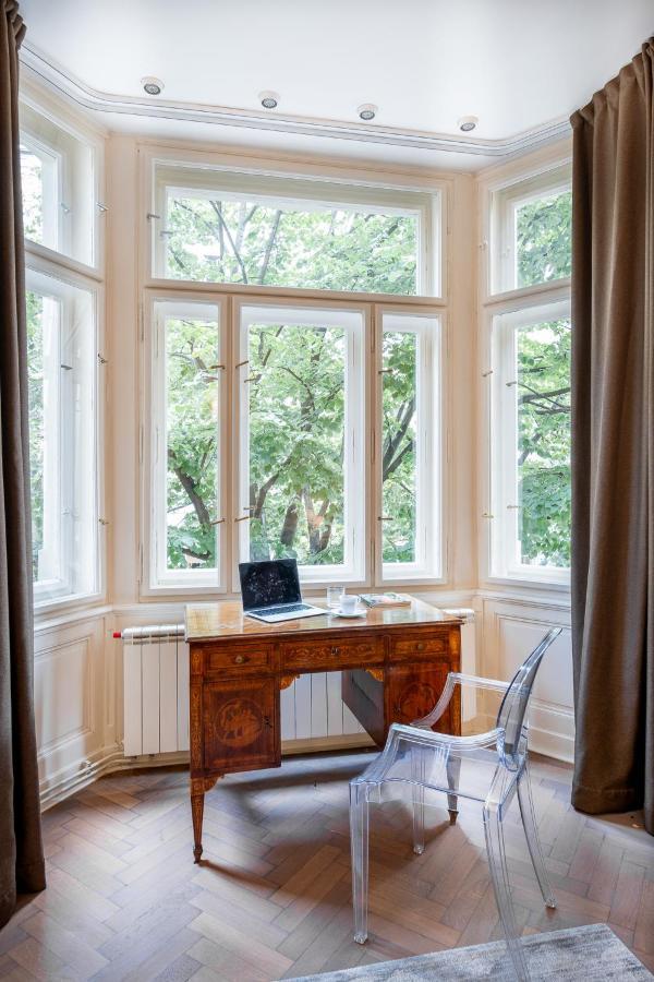 Elegant Paris Ave Apartment With A Terrace Prague Exterior photo